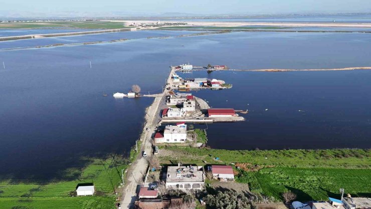 Amik Ovası’nda şiddetli yağışla birlikte tarım arazileri ve evler günlerdir sular altında
