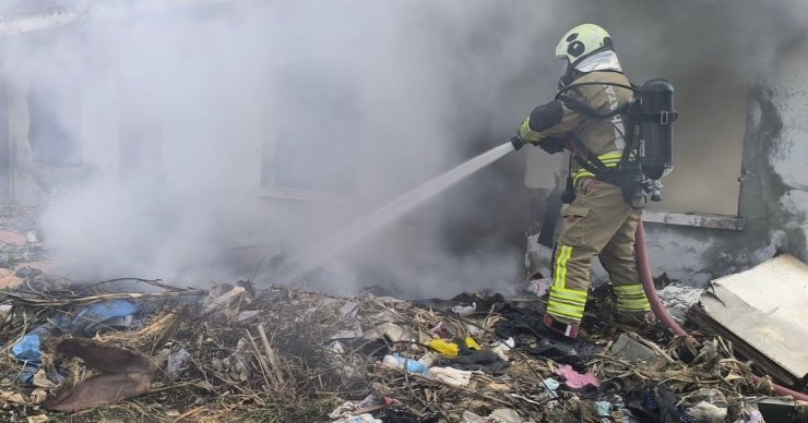 Samandağ’da metruk bina yangını