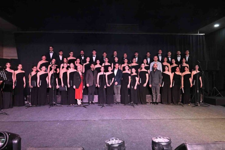 Çok sesli gençlik ve çocuk korosu sanatseverlerle buluştu