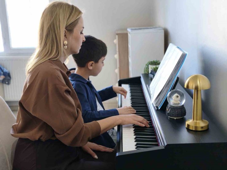 3 buçuk yaşında piyano çalmaya başladı, 8 yaşında satrançta 3 şampiyonluk yaşadı