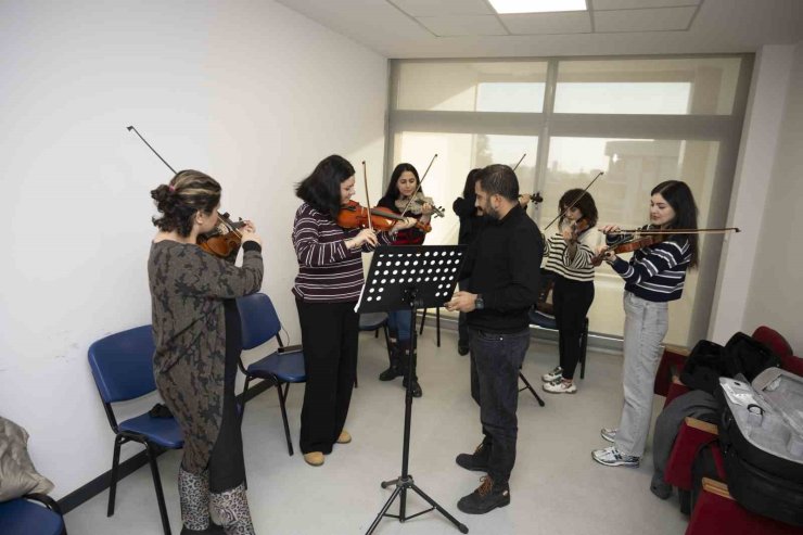 Mersin Büyükşehir Belediyesinin ücretsiz enstrüman kurslarına yoğun ilgi