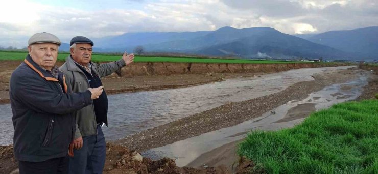 Ödemiş’te baraj tahliye suyu sel oldu, geçtiği tarlaları küçülttü