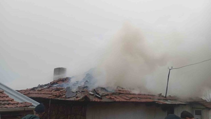 Sındırgı’da bitişik iki ev alevlere teslim oldu: 1 yaralı