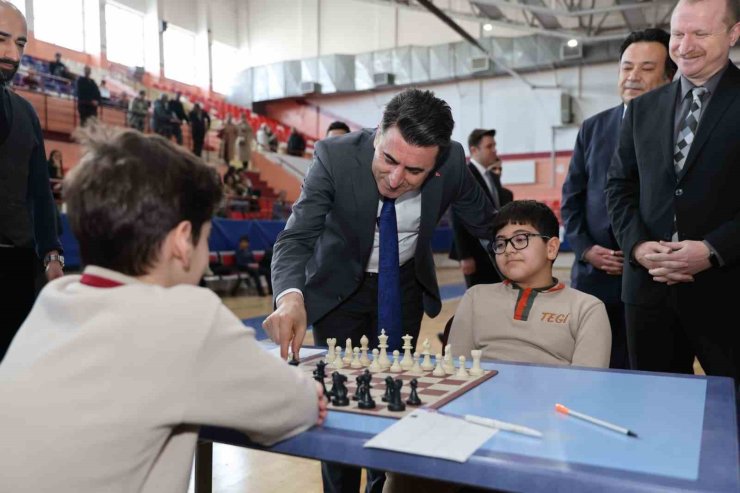 Vali Aygöl ilk hamleyi yaptı, turnuva başladı