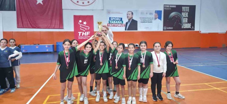 Okul Sporları Küçükler Hentbol Müsabakaları sona erdi