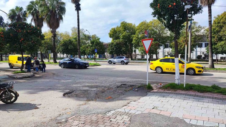 Belediyenin çakıl dökerek kapatmaya çalıştığı çukura takılan kadın hastanelik oldu