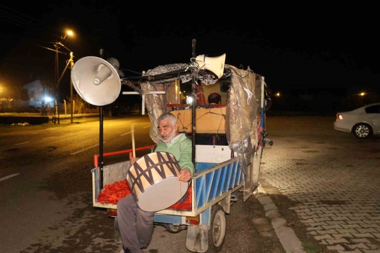 Ramazan davulcusundan hem geleneksel hem teknolojik yöntem