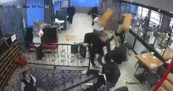Kafede çıkan kavgada ortalık savaş alanına döndü: 100 bin liralık hasar