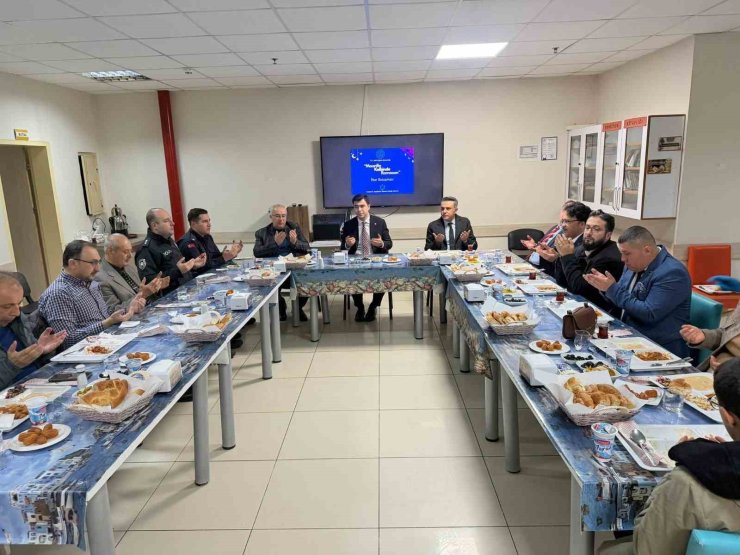 Çameli protokolü İmam Hatip Lisesinin iftarında öğrencilerle buluştu