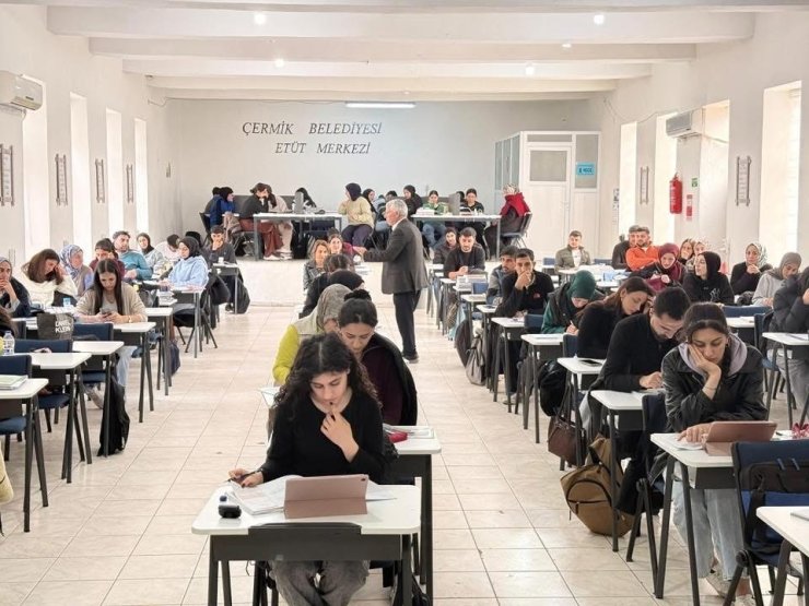 Başkan Karamehmetoğlu, belediye Etüt Merkezinde öğrencilerle bir araya geldi