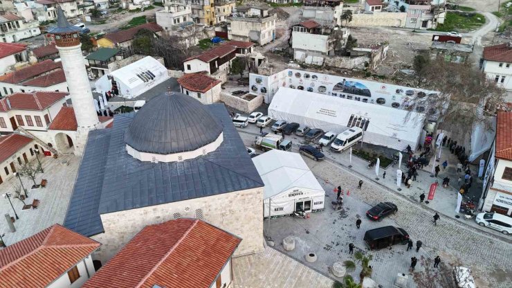 Hatay’ın kalbi Habibi Neccar Camii’nde iftar sofrası kuruldu