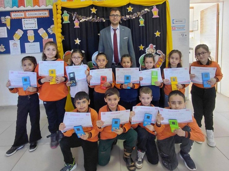 Hisarcık’ta İstiklal Marşı’nı hatasız ve ezbere okuyan öğrenciler ödüllendirildi