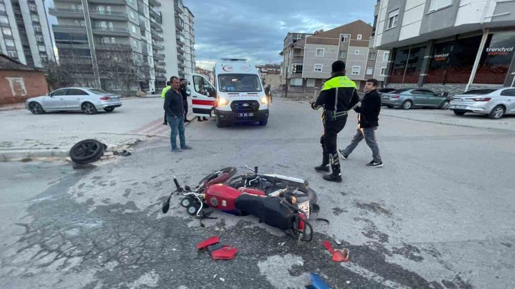 Karaman’da otomobille motosikletin karıştığı kaza ucuz atlatıldı