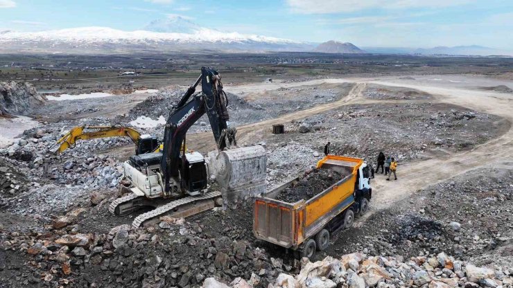 Başkan Çolakbayrakdar: "Kayseri’de tek, Türkiye’de sayılı agrega tesisimizle yeni rekora hazırlanıyoruz"