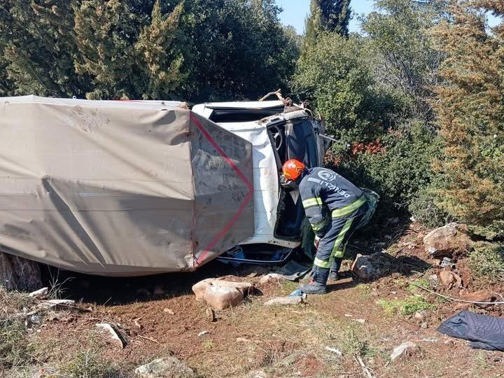Tavas’ta devrilen kamyonet içerisinde mahsur kalan 2 kişi ve 10 küçükbaş sağ kurtuldu
