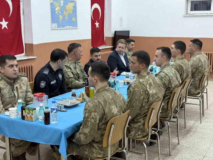 Kaymakam Bulut, askerle iftarda bir araya geldi