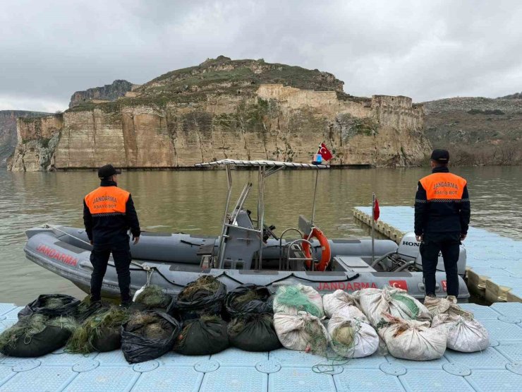 Ağ ile avlanma yasağına uymayan şahıslar jandarmaya yakalandı