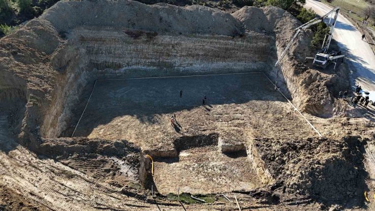 Bilecik’te 5 bin tonluk depo için ilk beton döküldü