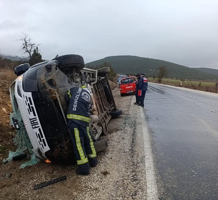 Tavas’ta servis aracı yan yattı; 9 yaralı