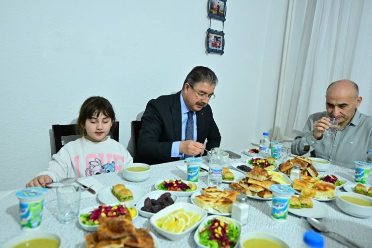 Vali Yılmaz, iftarda vatandaşın evine konuk oldu