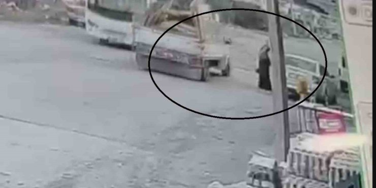 Seyir halindeki pikabın açılan kapağı kadının kafasına çarptı... O anlar kamerada