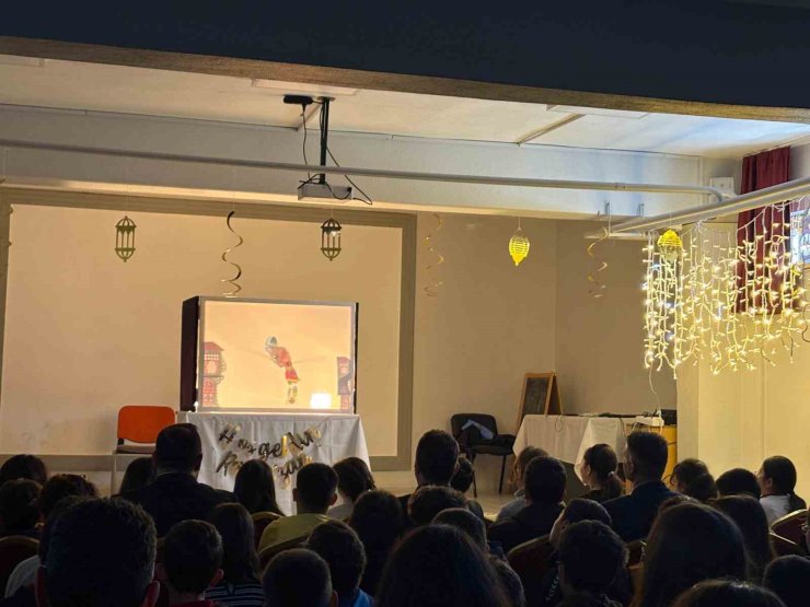 Menteşe’de gönüllü gençler Hacivat ve Karagöz’ü okullara taşıdı