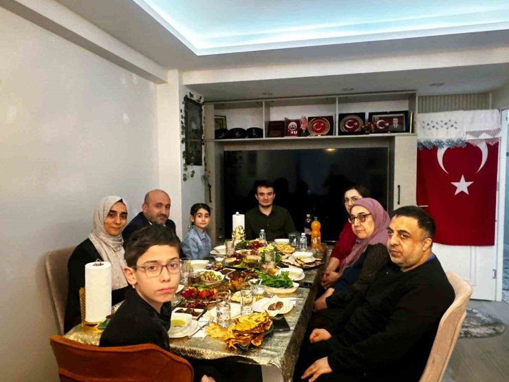 Başkan Albayrak ve ailesi, iftarda şehit evine konuk oldu