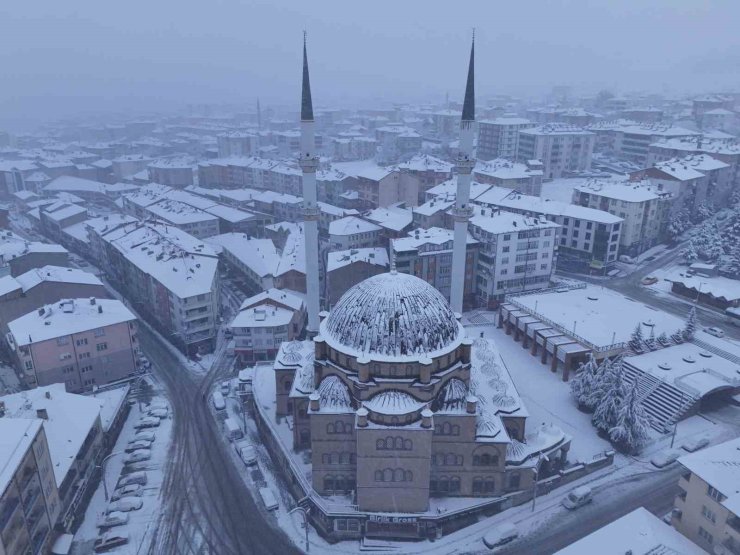 Akdağmadeni Belediyesi ekipleri karla mücadele için sahada