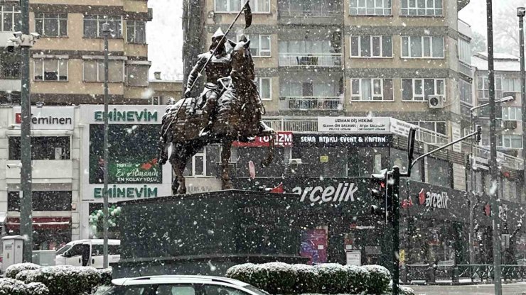 Bursa’da şehir merkezinde kar sürpriiz...Uludağ’a çıkacaklar dikkat....