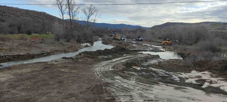 Çorum’da ulaşıma kapanan yolda ulaşım geçici köprüden sağlanacak