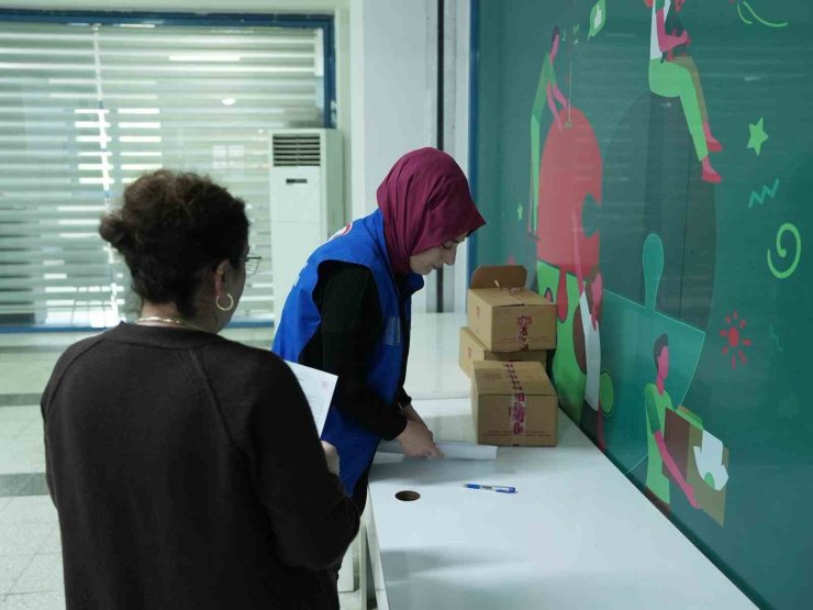 Düzce’de çölyak hastalarına özel koli dağıtıldı