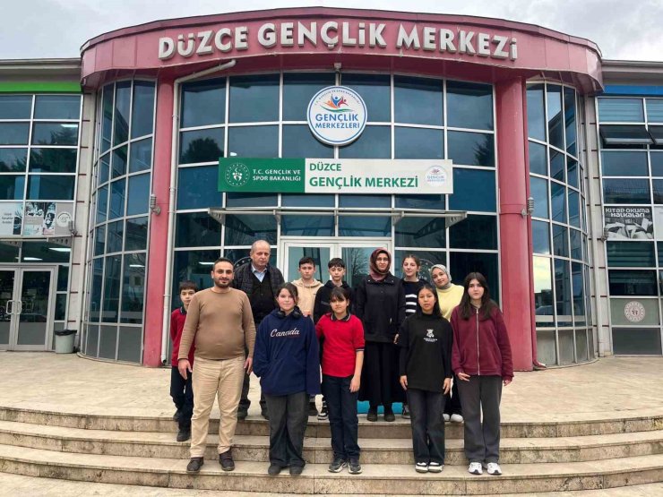 Ortaokul öğrencileri gençlik merkezinde