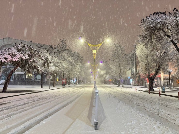 Erzincan’da kar yağışı hayatı olumsuz etkiledi