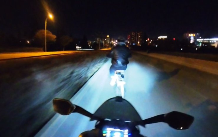 Çarpmaktan son anda kurtulduğu bisikletliye önce tokat attı, sonra yerden kaldırdı