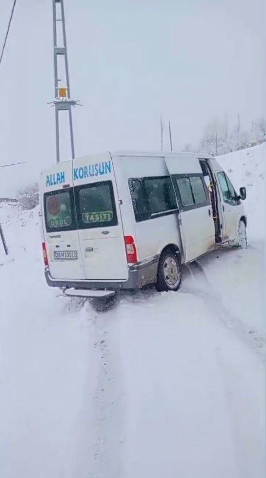 Kar yağışı nedeniyle yolda kalan öğrenci servisinin imdadına İl Özel İdaresi ekipleri yetişti