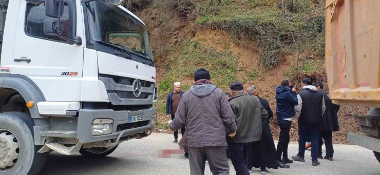 Hafriyat kamyonu cenaze törenine katılan kadına çarptı