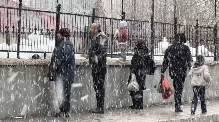 Yüksekova’da kar yağışı ilçeyi beyaza bürüdü