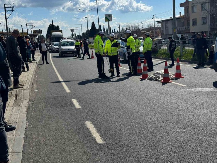 İzmir’de ölümlü kaza sonrası vatandaşlar kara yolunu trafiğe kapattı