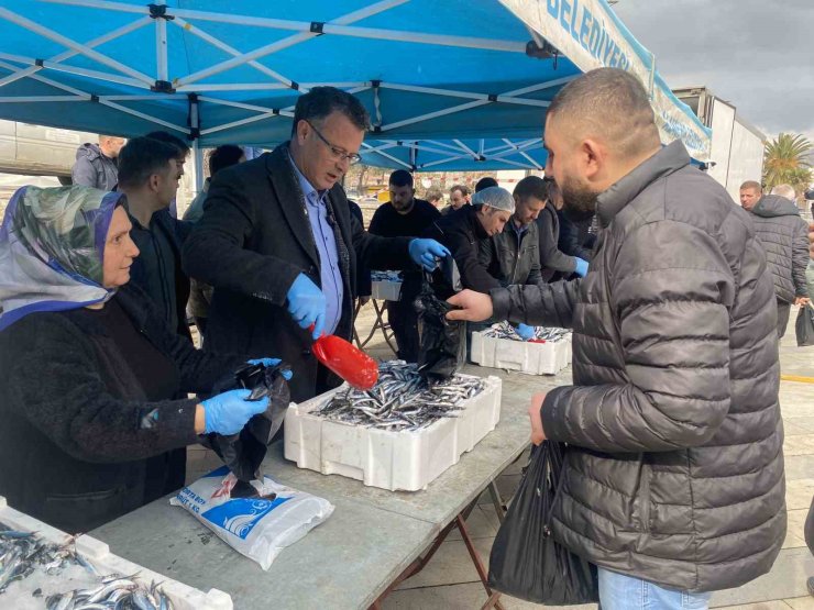 Manisa’da belediyenin ikramı 8 ton hamsi 1 saatte tükendi