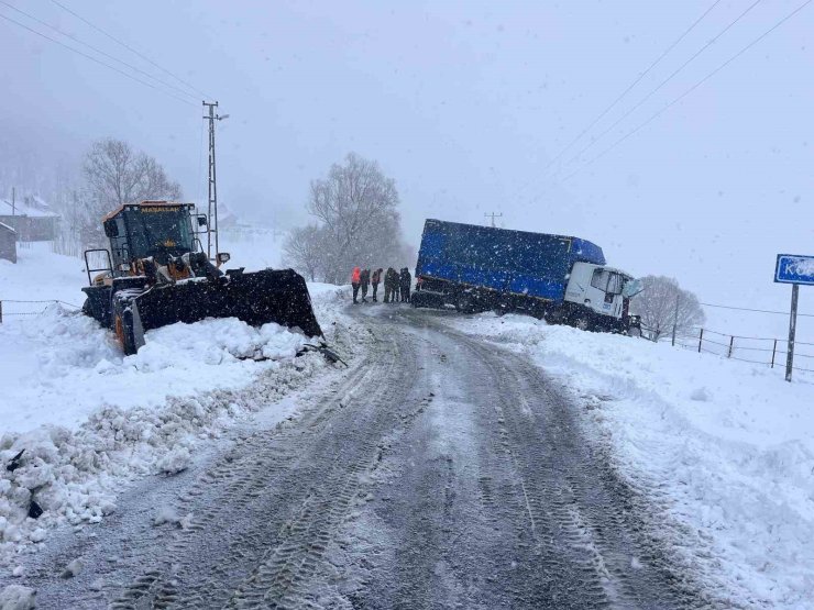 Muş’ta tır iş makinesine çarptı: 1 yaralı
