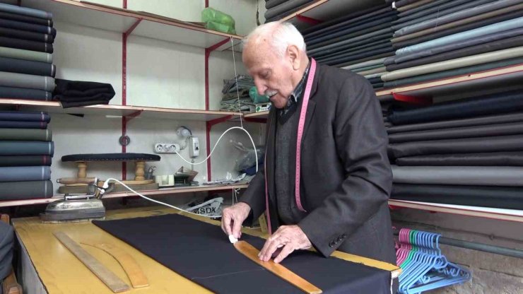 Şalvar ustası mesleğini yaşatmaya çalışıyor