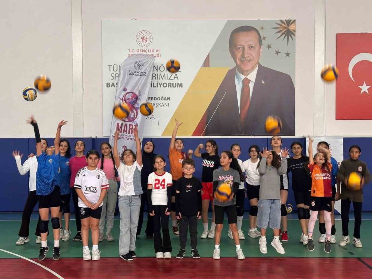 Tomarza’da voleybol kursları Ramazan’da da hız kesmiyor