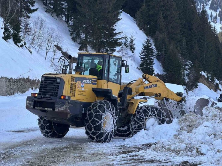 Trabzon’da 19 mahalle yolu kar nedeniyle ulaşıma kapandı