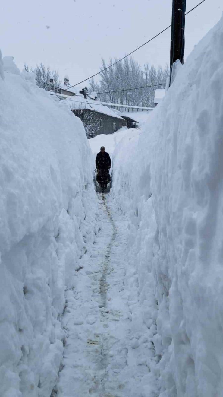 Tunceli’de kar kalınlığı insan boyunu geçti