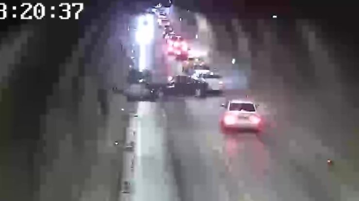 Tünelde otomobiller kafa kafaya çarpıştı, 1 kişi yaralandı: Feci kaza kamerada