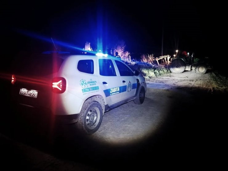 Bataklığa saplanan hayvan kurtarıldı