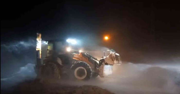 Bayburt’ta fırtına ve kar nedeniyle yolda kalan taksi ekiplerce kurtarıldı