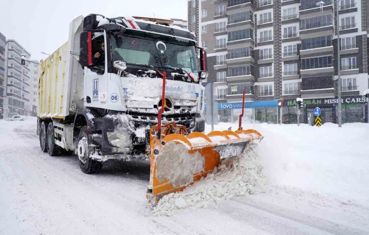 Büyükşehir’in kar timleri 7/24 sahada