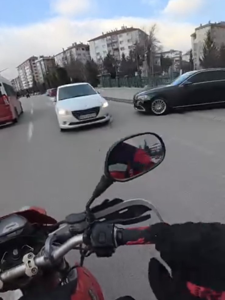 Caddede ters yöne giren otomobil trafiği tehlikeye attı