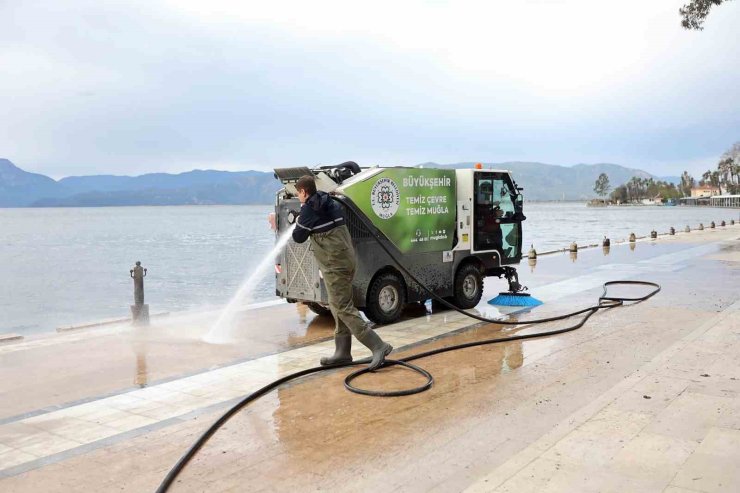 Köyceğiz gölünde sular çekildi, temizlik başladı